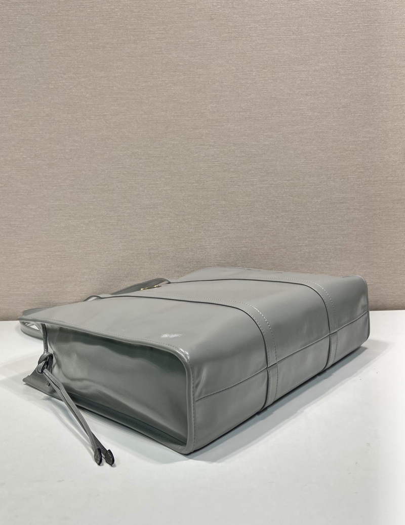 Pra*a tote bags